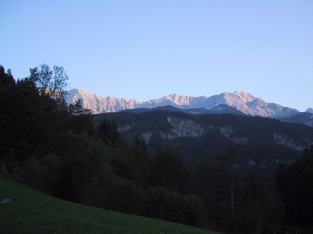 At the end of the river path we hiked up to the top and returned along the hiking trails at the top. Here we caught the 