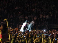 Tyler and Perry wasted no time heading out onto the catwalk to get a little closer to the fans.
