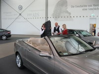 Here they reviewed how to unfold and install the included windscreen.