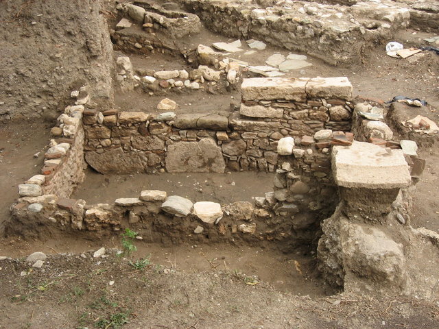 Remains of Neolithic settlements rom 3500 BC have even been found at Kale