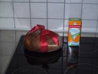 This is my lovely housewarming gift from Kai and Katze.  Bread and salt according to German tradition.